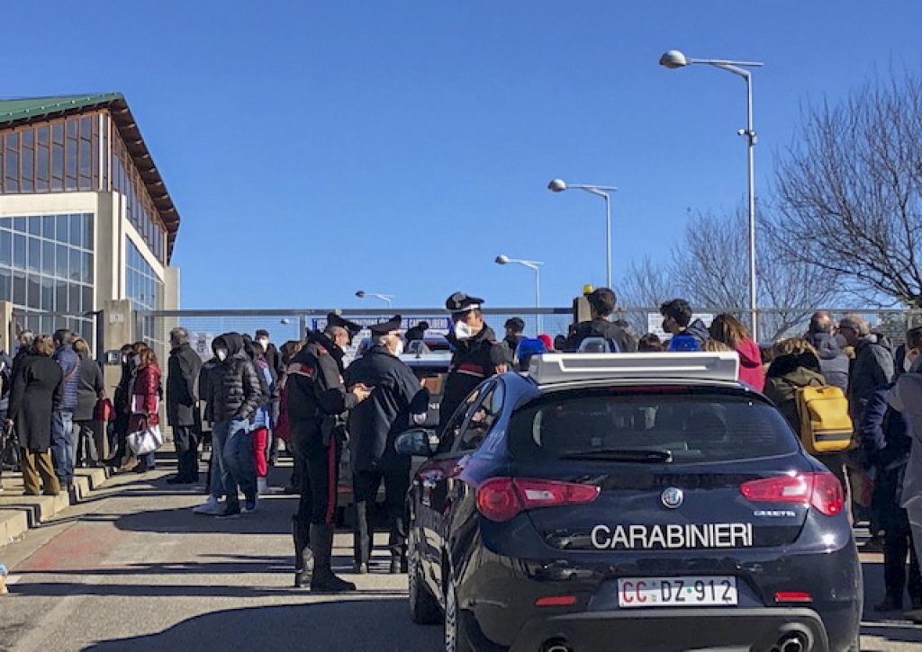 Operaio 47enne molesta una 18enne, picchiato dal padre