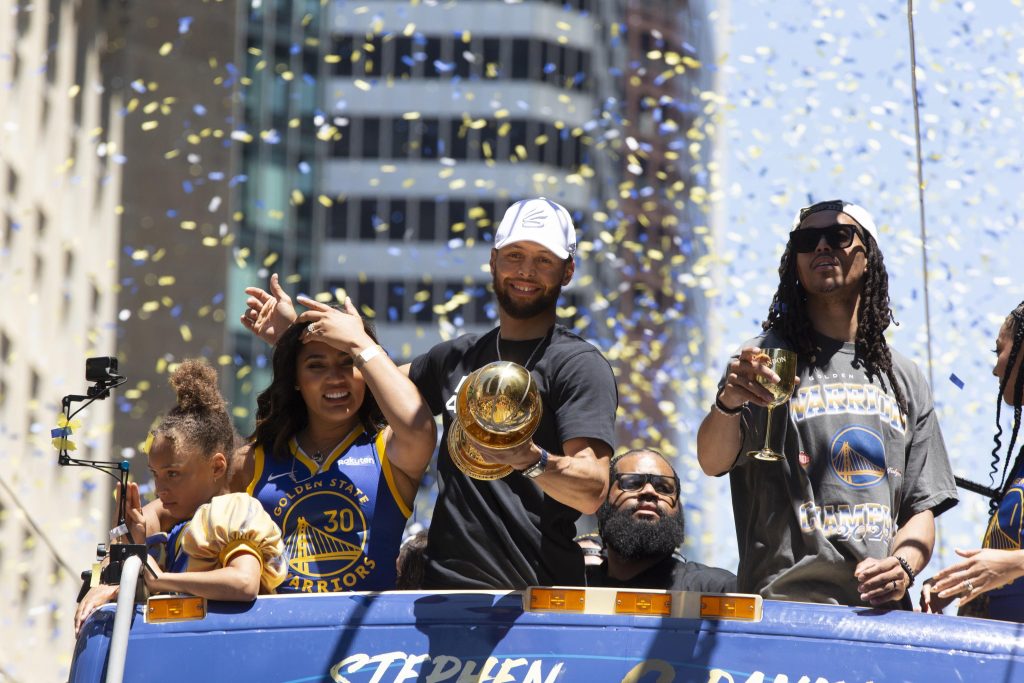 NBA, Golden State Warriors festeggiano in giro per San Francisco