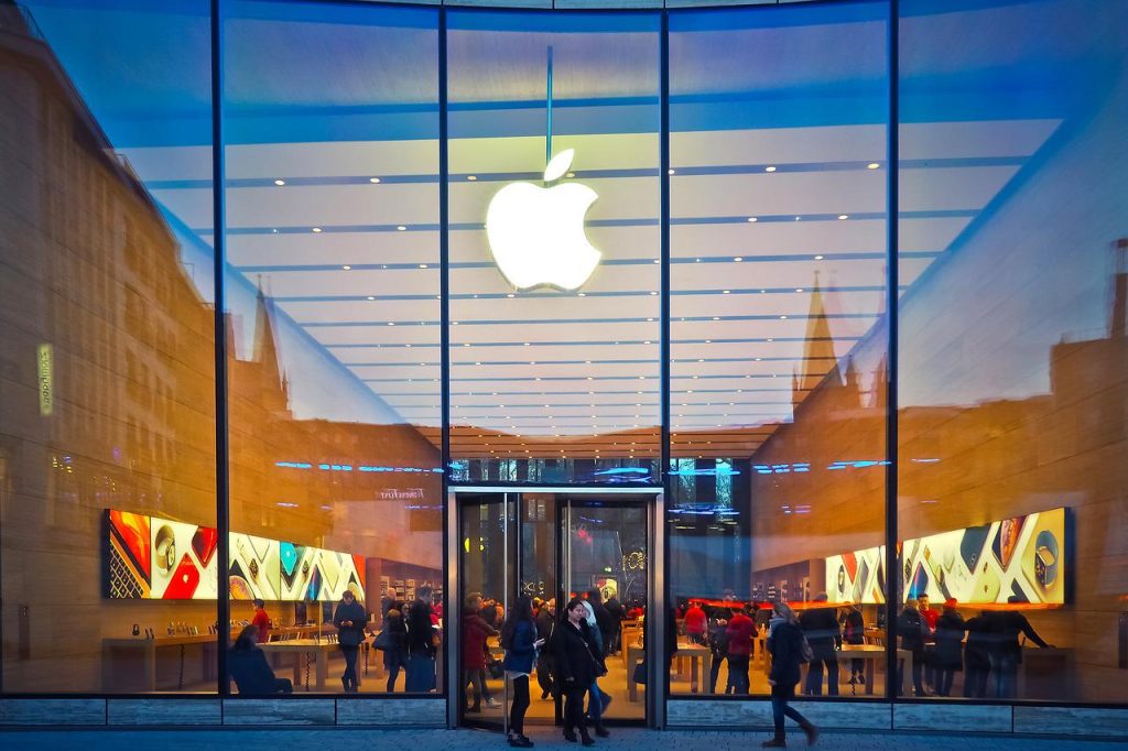 Anche Apple tira il freno sulle assunzioni