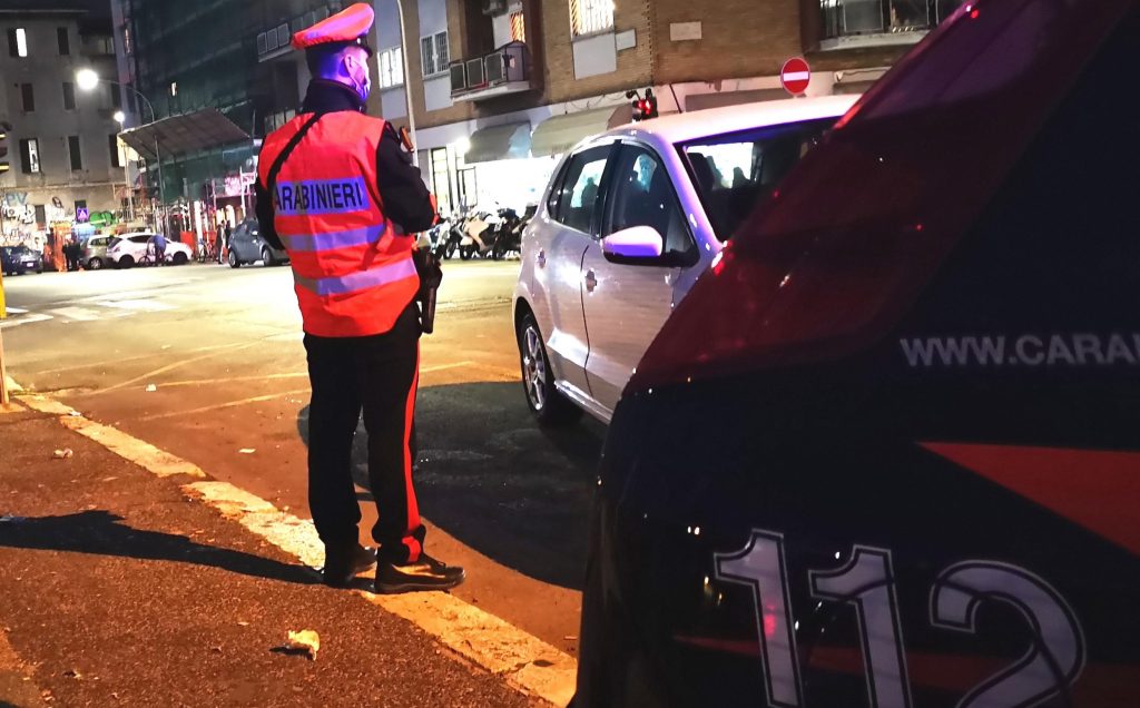 Investe pedone e si dà alla fuga, poi torna e picchia un testimone