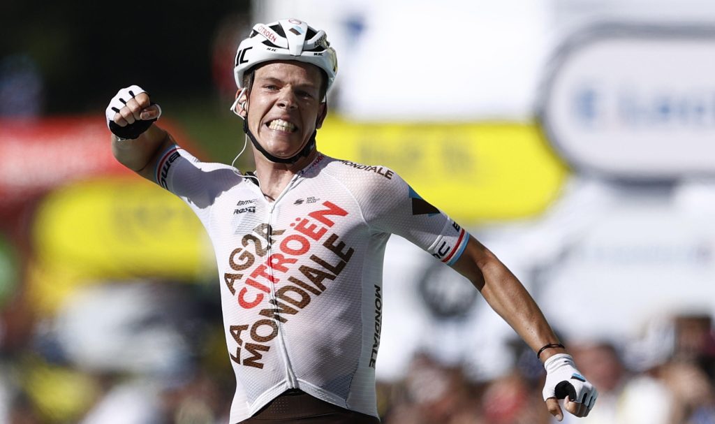 Jungels vince in solitaria la nona tappa