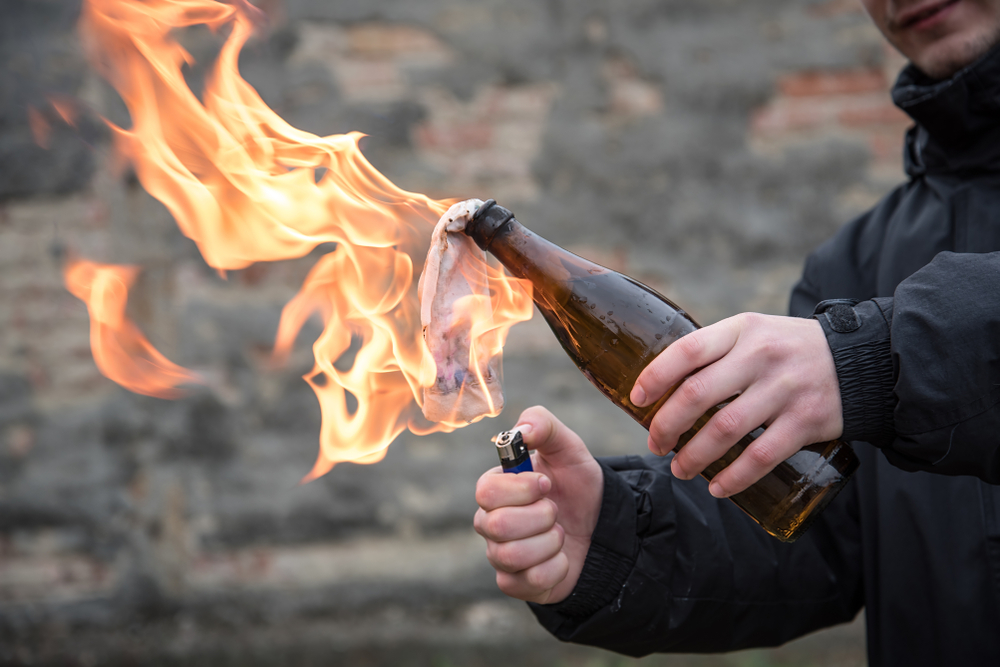 Scaglia molotov contro polizia a Washington, arrestato