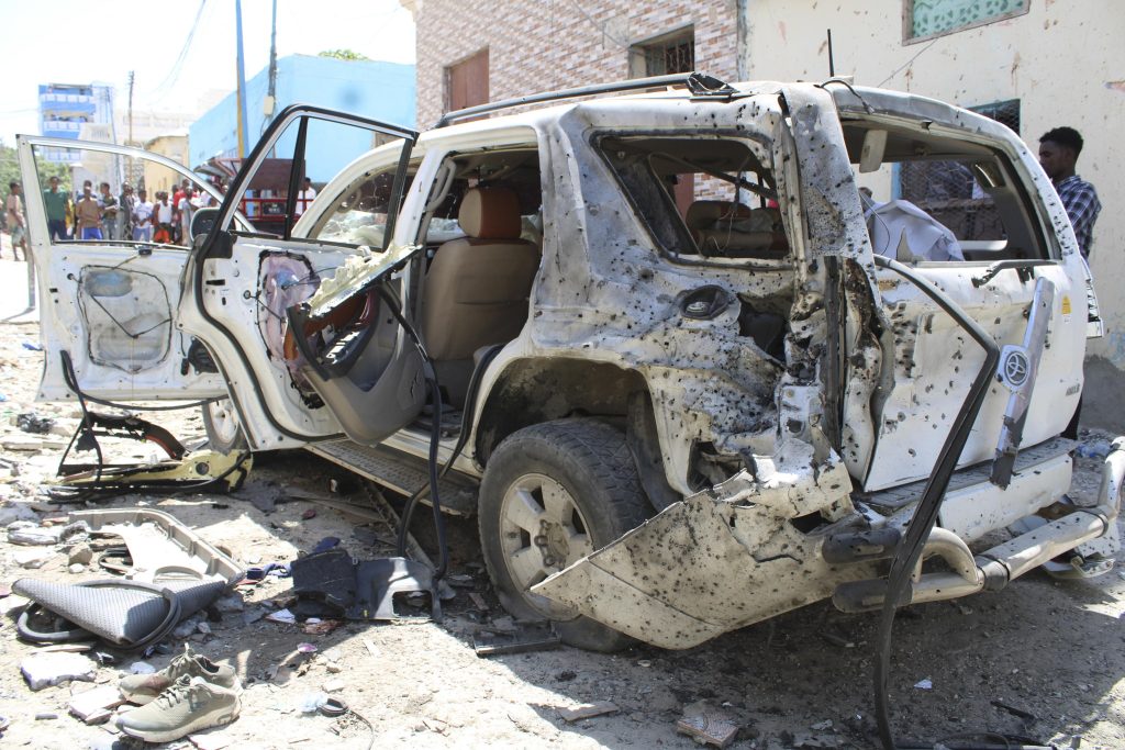 Autobomba jihadista in Somalia, feriti funzionari governativi