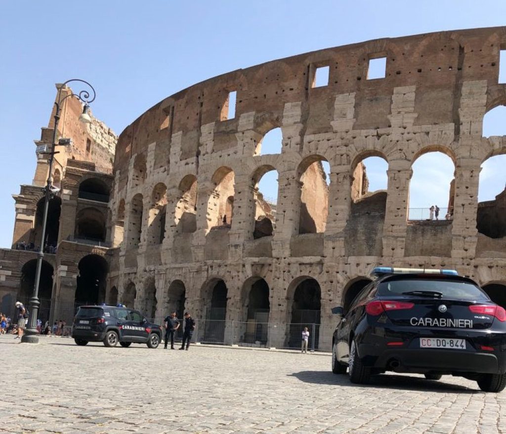 Colosseo, turista canadese incide le sue iniziali sul muro esterno
