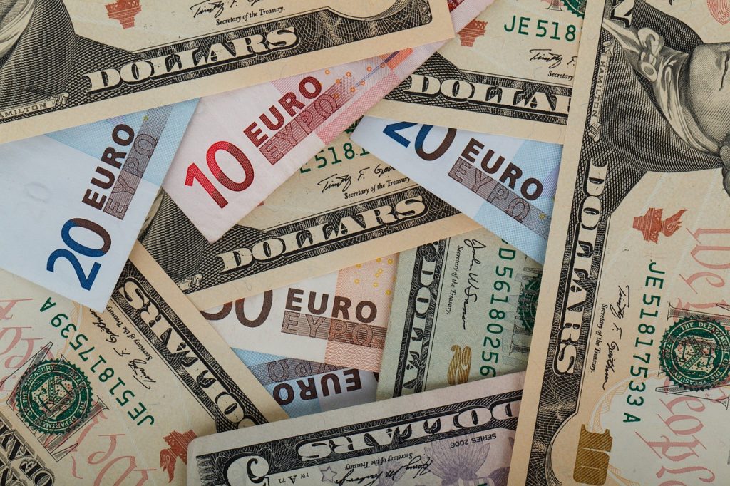 Il dollaro scalza l’euro: 1 a 0,99