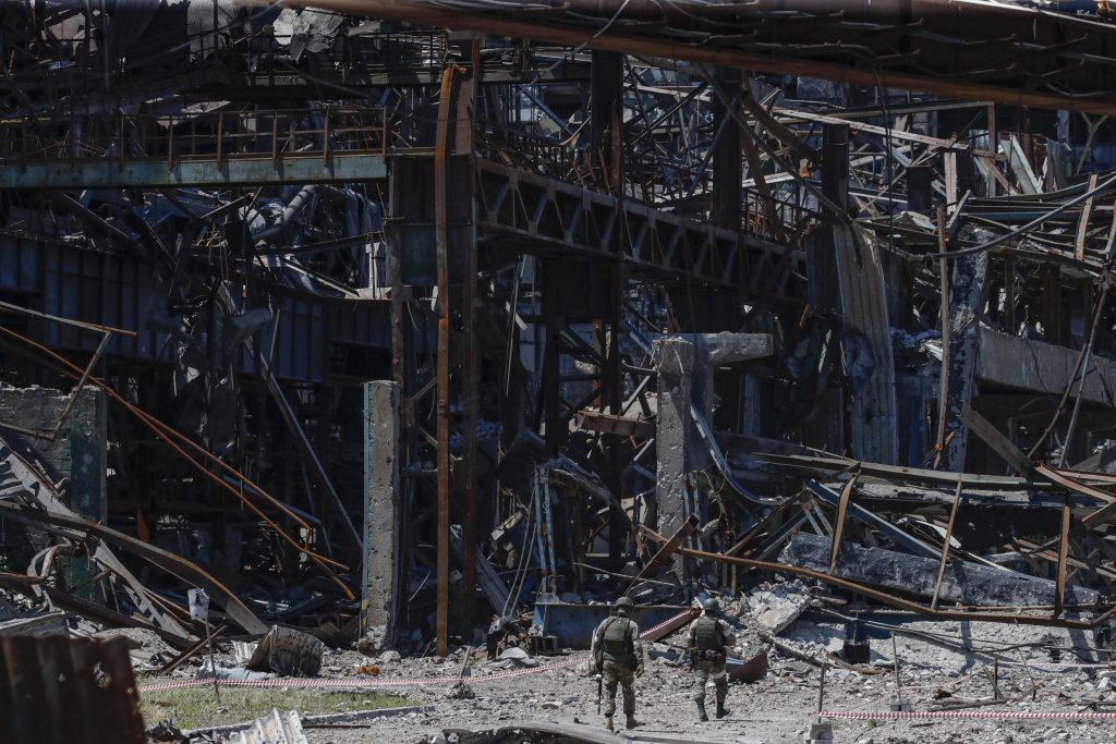 Bombe su Odessa, 21 morti. Nuova fossa comune a Mariupol