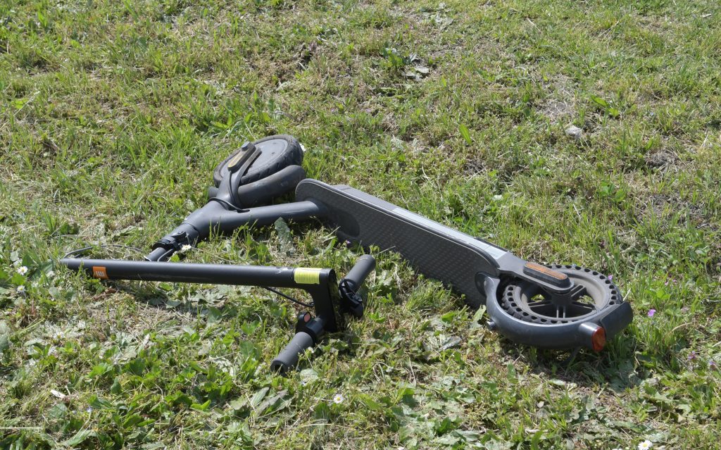 20enne in monopattino muore contro auto