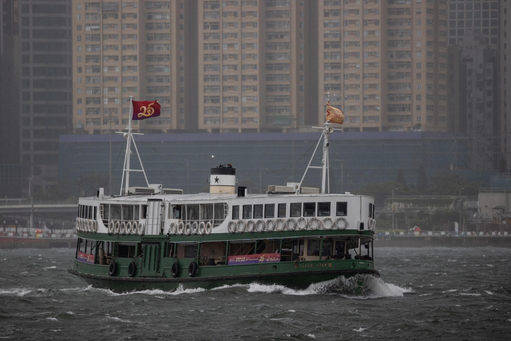 Tifone flagella Hong Kong, affonda una nave