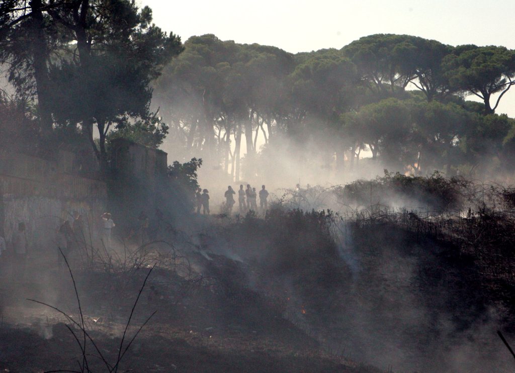 Incendio a Roma, evacuato un centro sportivo. Nel Lazio 100 incendi in un giorno