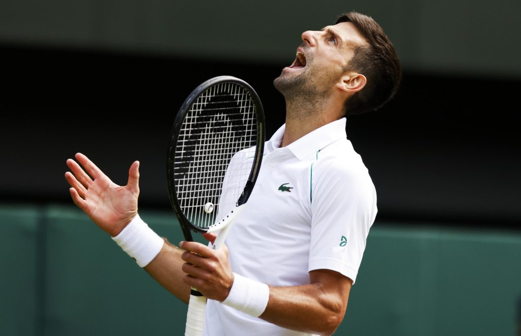 Djokovic porta a casa la vittoria contro Tsitsipas EPA/TOLGA AKMEN
