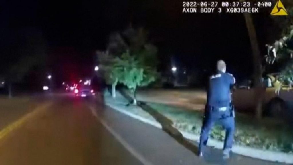 Afroamericano ucciso con 60 colpi: fu ammanettato