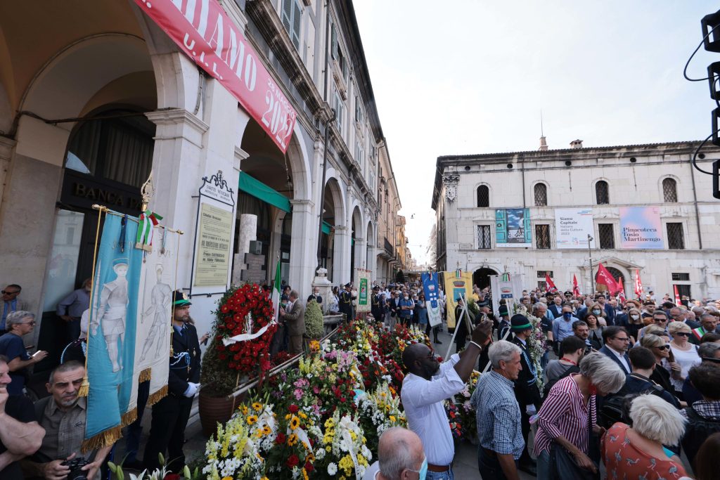 Piazza Loggia, la sorella di Tramonte: non è lui in foto