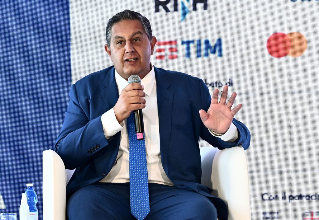 Toti presenta Italia al Centro, Berlusconi: “il centro siamo noi”