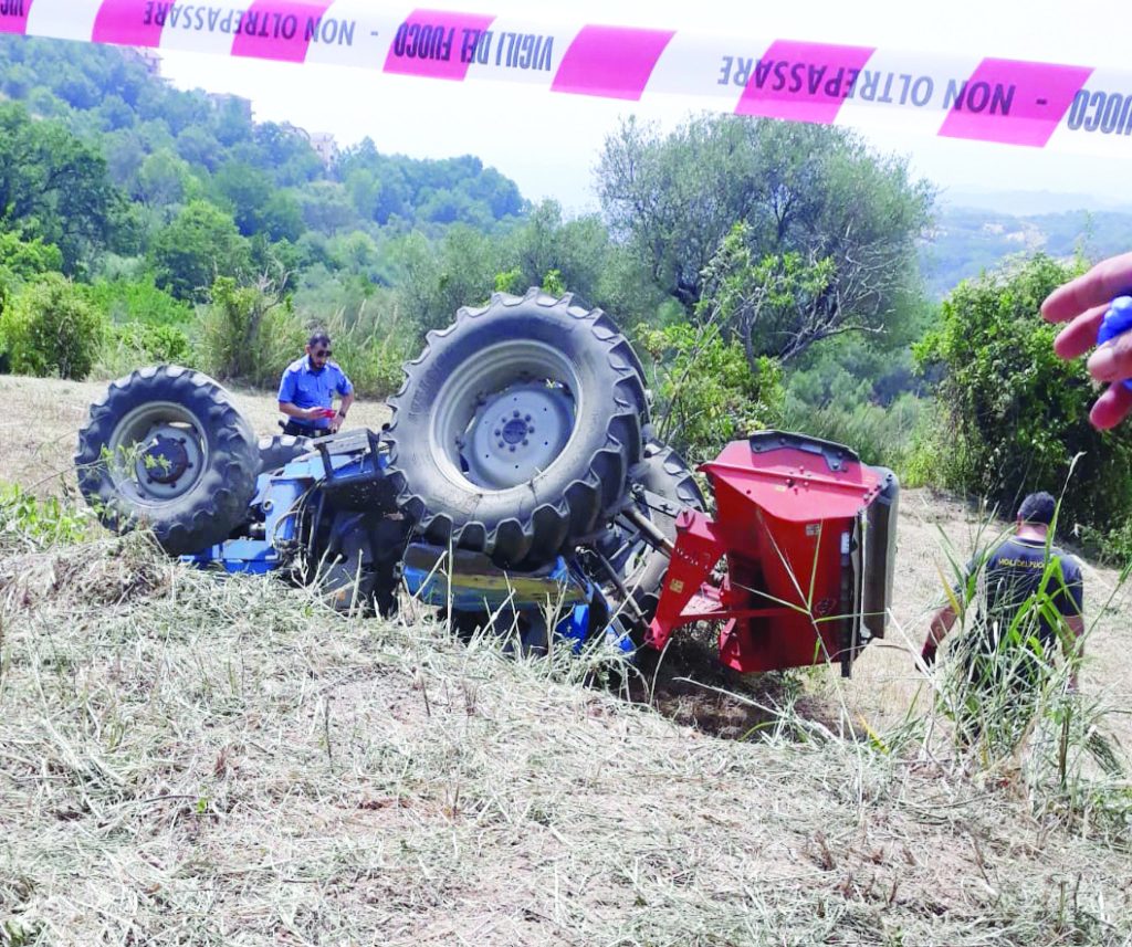 Si ribalta in trattore, muore 64enne