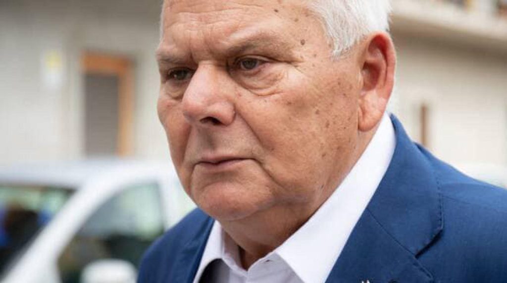 Aggredito ex sindaco nel crotonese, due 17enni indagati