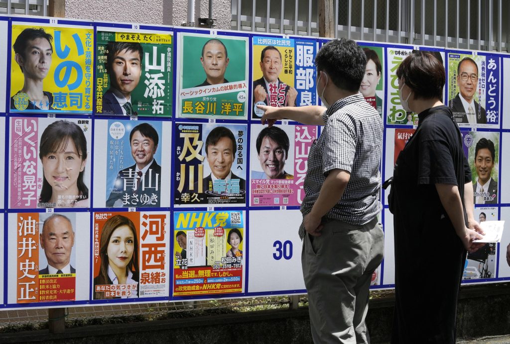 Giappone al voto, partito di Abe verso la maggioranza