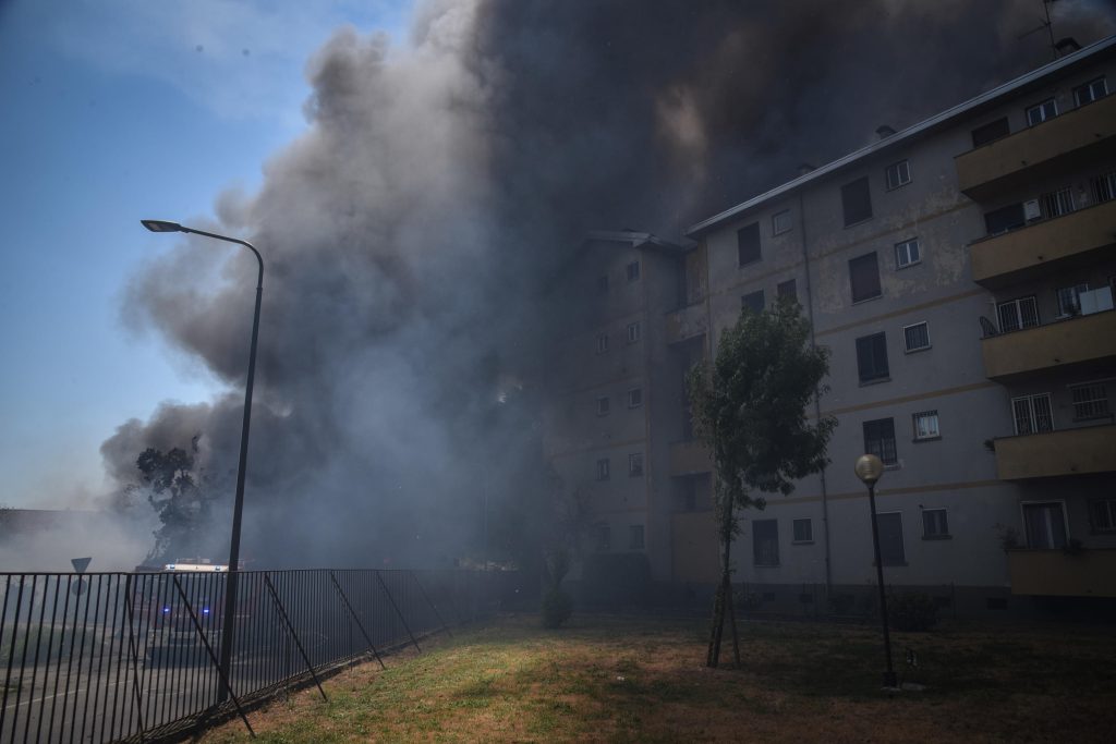 Incendio in un palazzo a Milano, 8 in ospedale