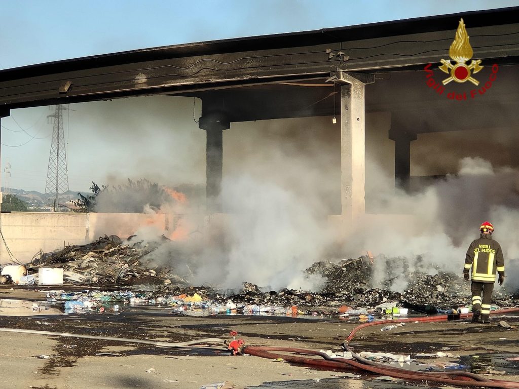 Voghera, maxi incendio nel centro raccolta rifiuti