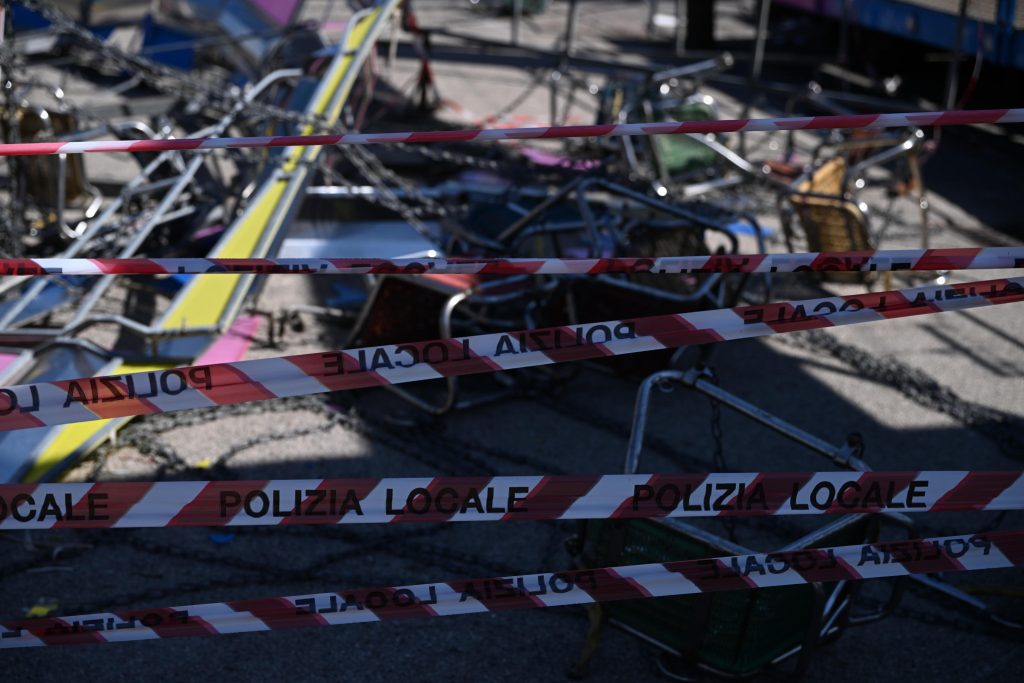Cede giostra nel napoletano, 10 feriti