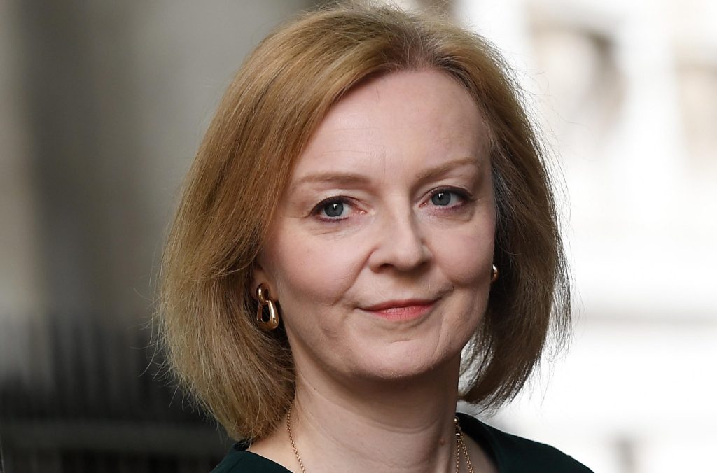 Liz Truss si candida alla successione di Johnson