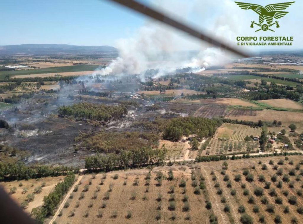 Sardegna divisa a metà dagli incendi