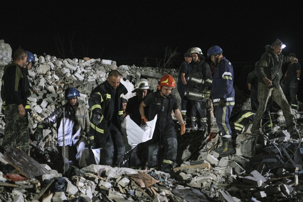 I russi avanzano nel Donetsk. 34 morti a Chasiv Yar