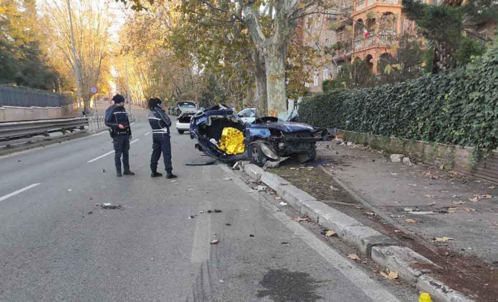 Auto contro albero, un morto a Torino