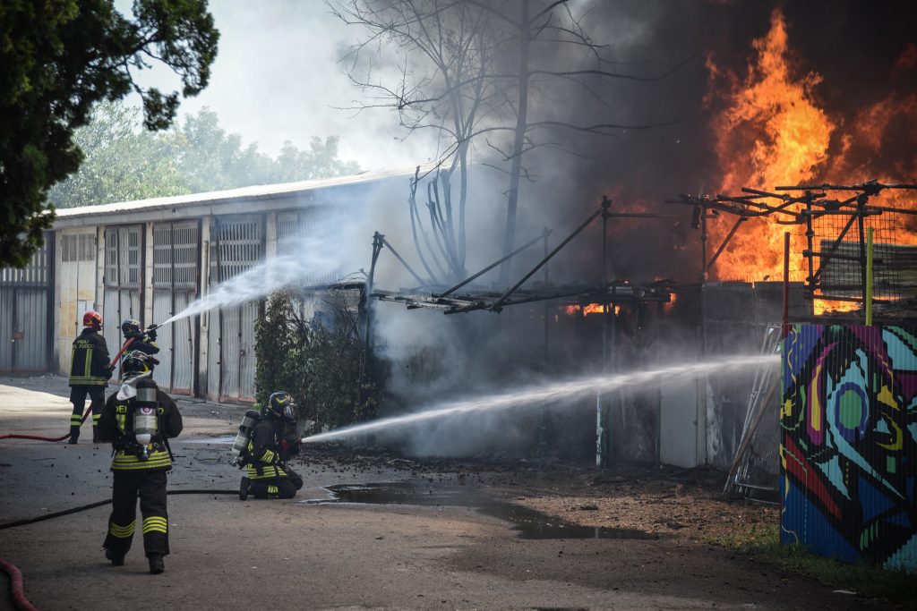 Incendio in capannone a Milano, si cercano persone