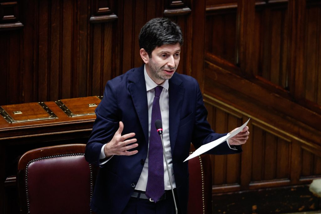 Speranza e le mascherine a scuola: “valuteremo quadro epidemiologico”
