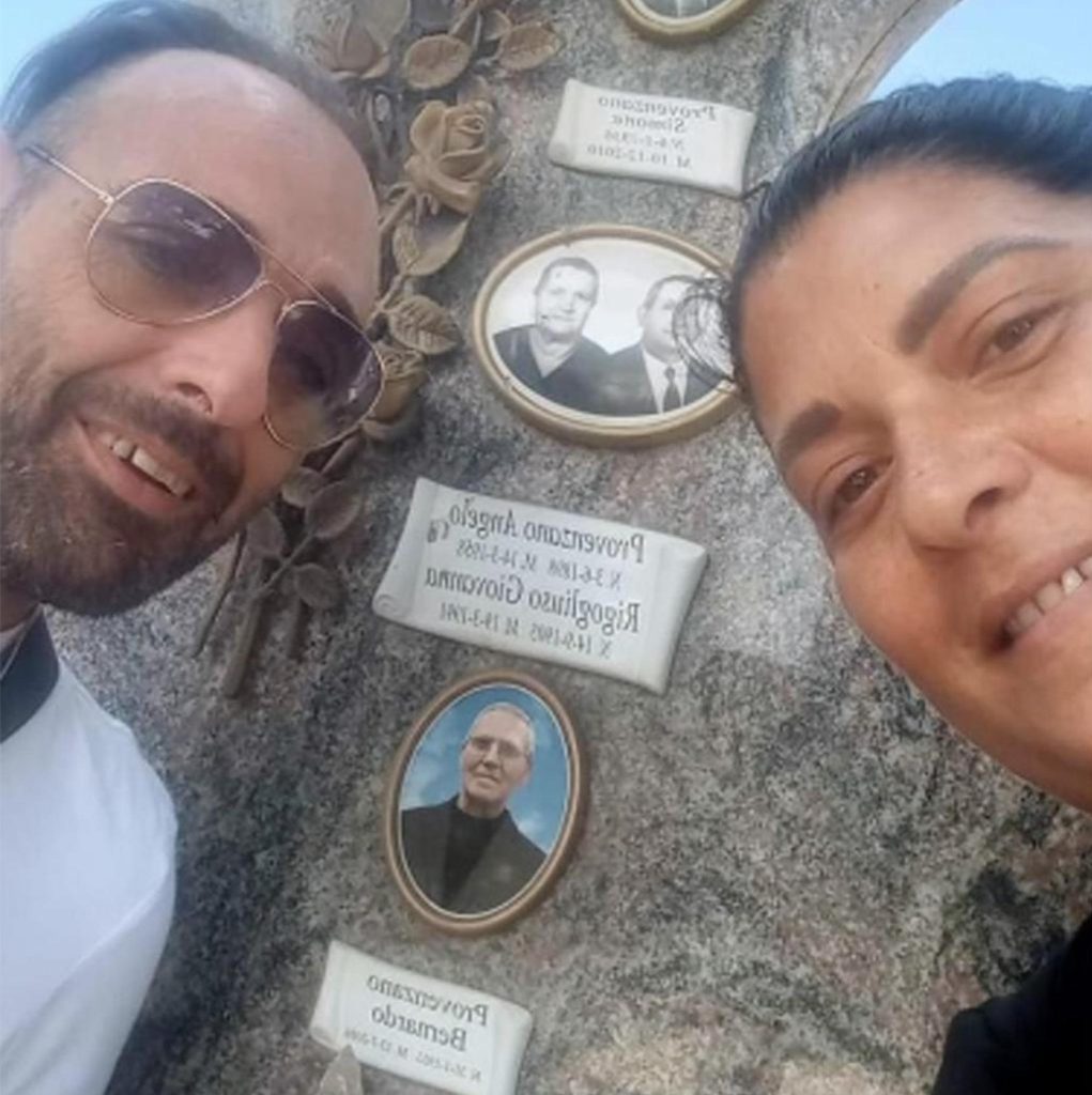 Selfie e fiori sulla tomba di Riina e Provenzano