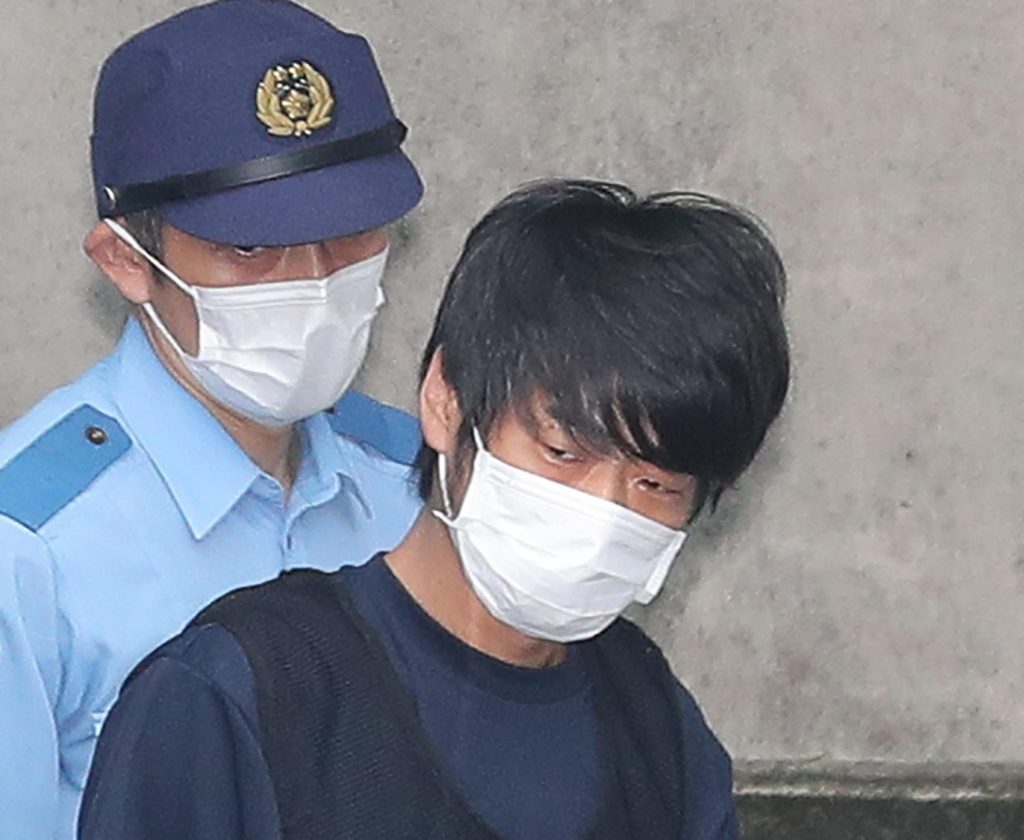 I debiti di famiglia e la religione: cosa c’è dietro l’omicidio di Abe