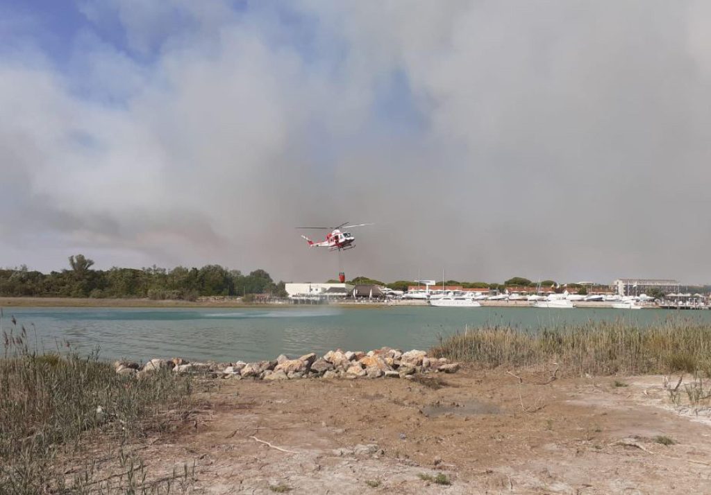 Bibione, si gettano in mare per sfuggire a un incendio