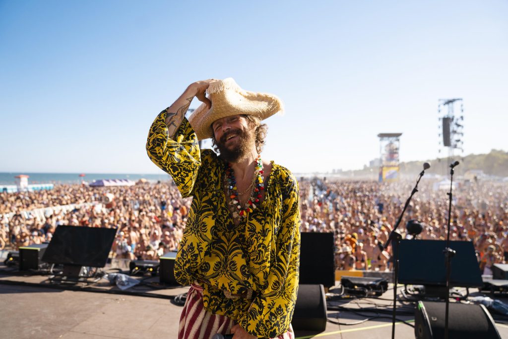 Jovanotti “celebra” il matrimonio tra Sara e Silvia