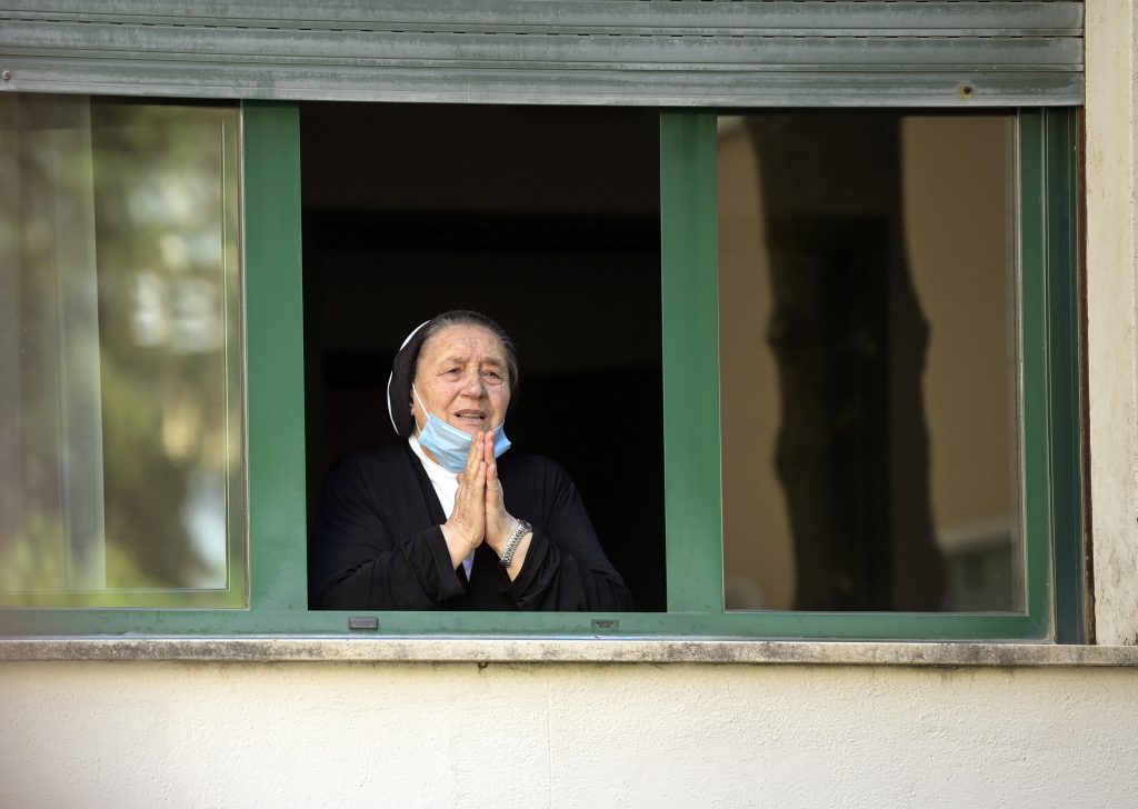 Suora inveisce contro due modelle che si stavano baciando