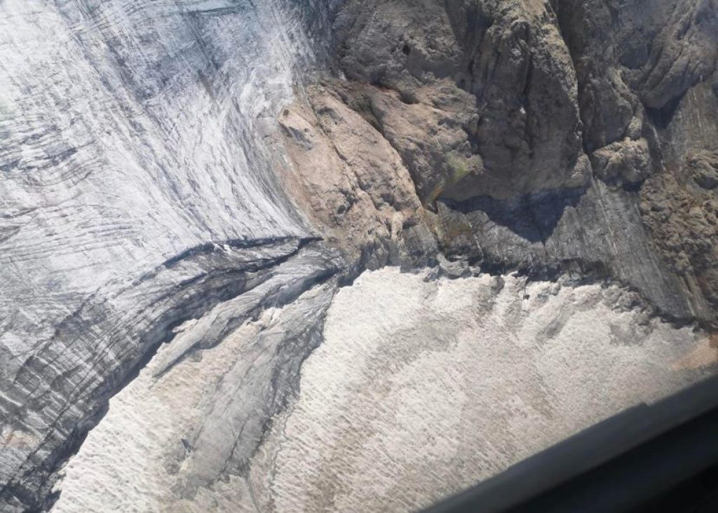 Marmolada, allagato il nuovo crepaccio
