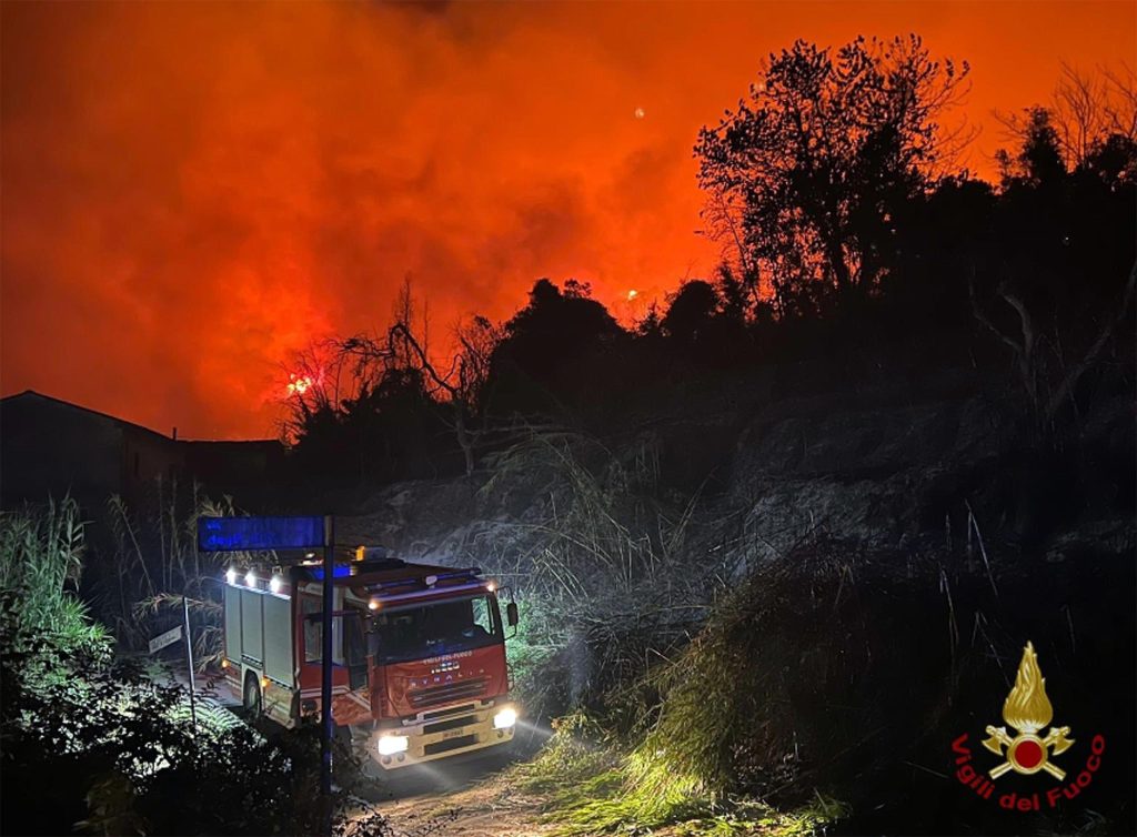 Maxi incendio in Versilia, 200 evacuati