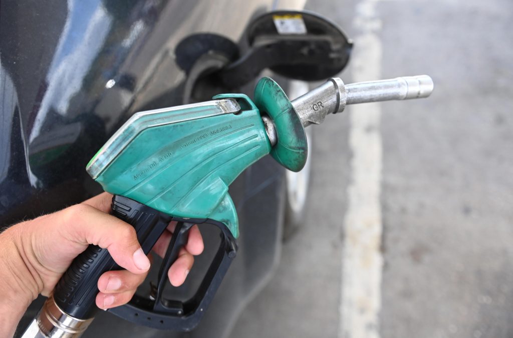 Carburanti, scende il prezzo della benzina