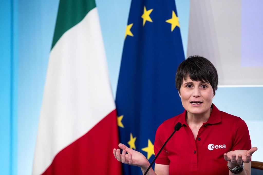 Cristoforetti impegnata nella prima passeggiata spaziale