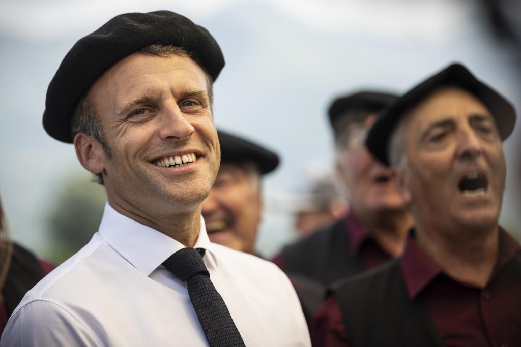 Macron cresce nei sondaggi, 43% di gradimento