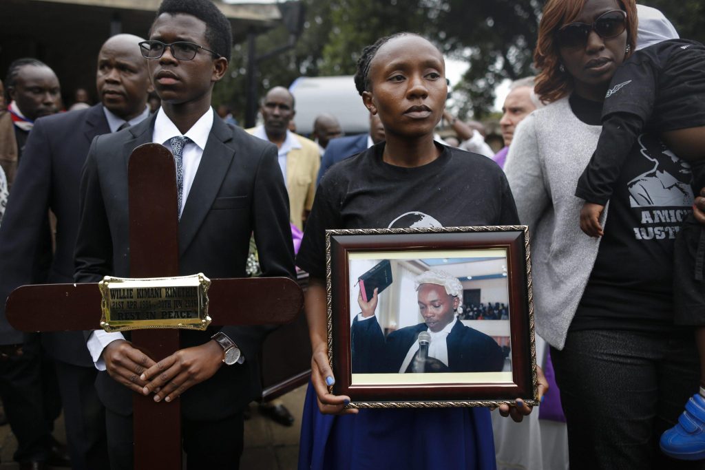 Kenya, tre poliziotti ritenuti colpevoli dell’omicidio dell’avvocato Willie Kimani