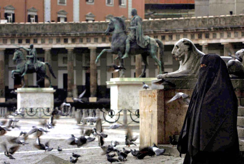 Caccia donna incinta col burqa dal treno: “qui non vi vogliamo”