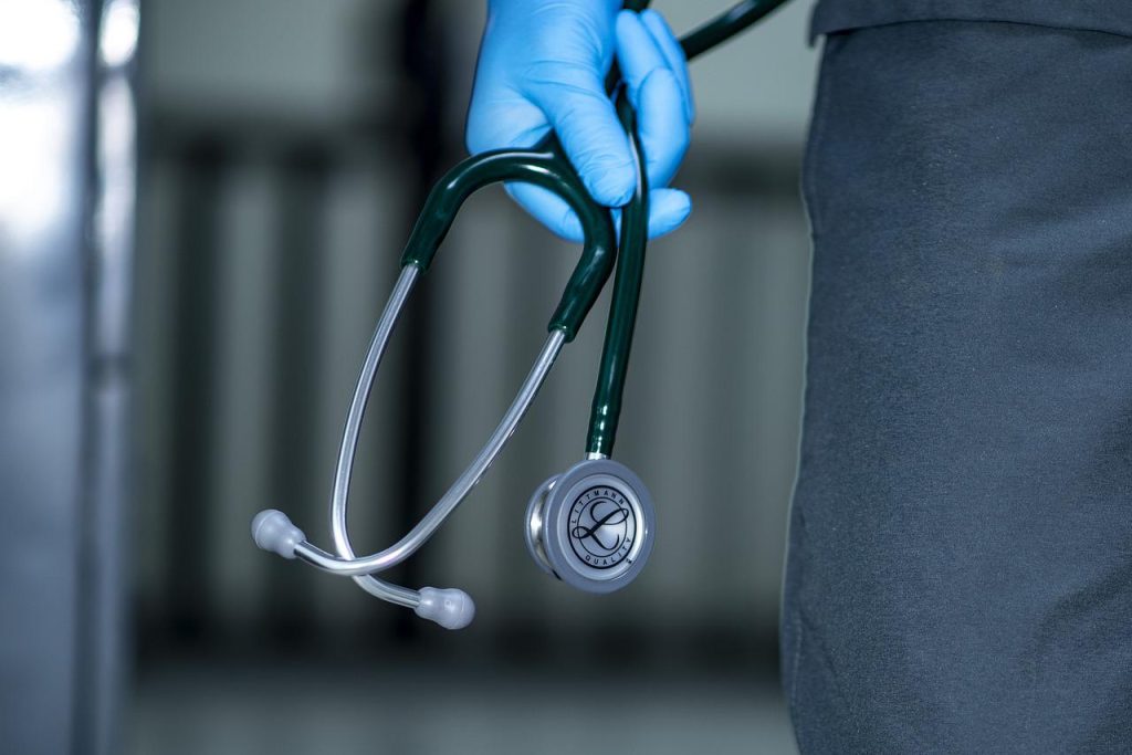 Picchia l’infermiera nel pronto soccorso di Bari