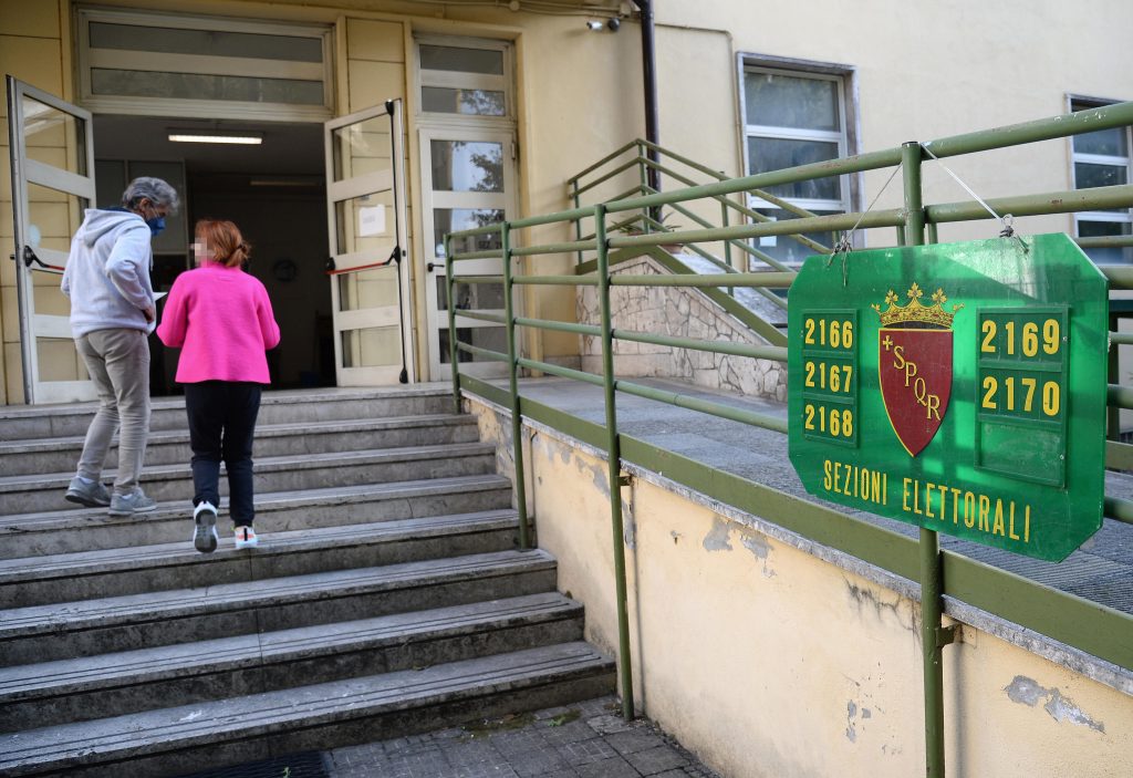 Elezioni anticipate, presidi: “individuare seggi non scolastici”