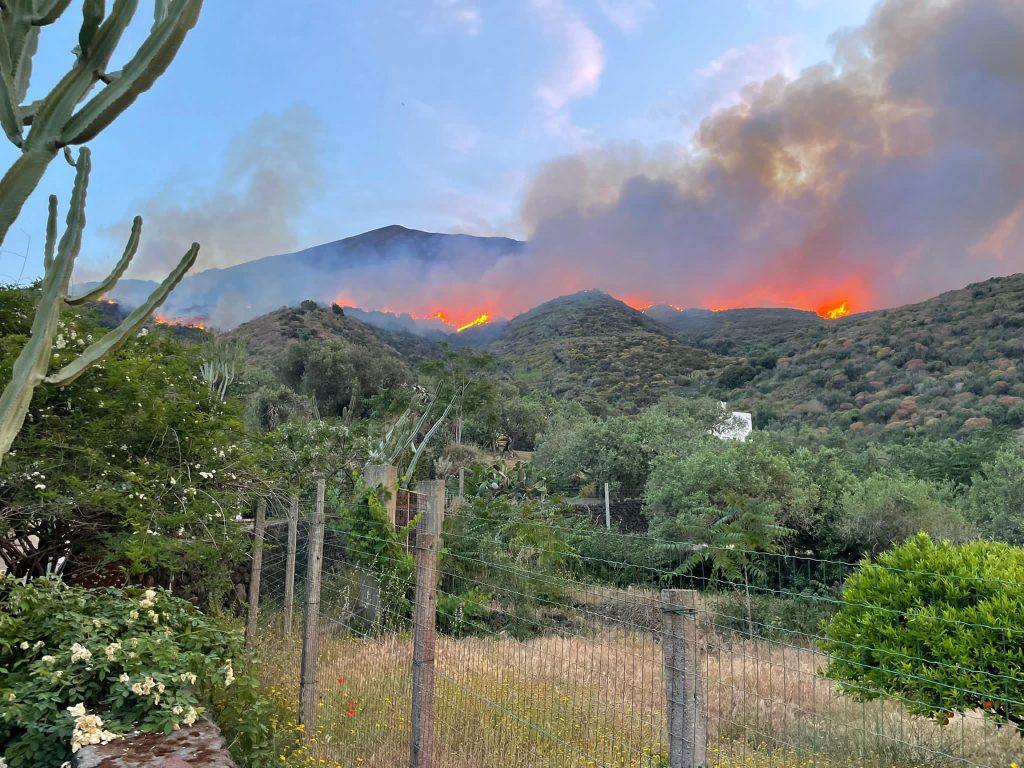 Stromboli in eruzione dai crateri nord