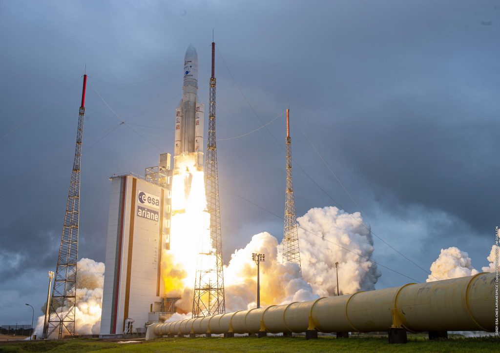 Il telescopio James Webb lancia la prima immagine: “una piccola porzione dell’universo”