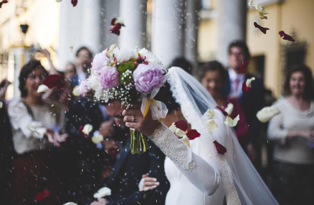 Spari per festeggiare il matrimonio: muore la sposa