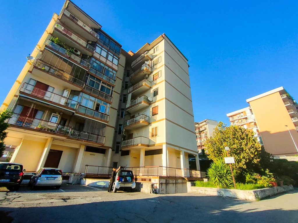 Oggi i funerali per il 13enne caduto da balcone
