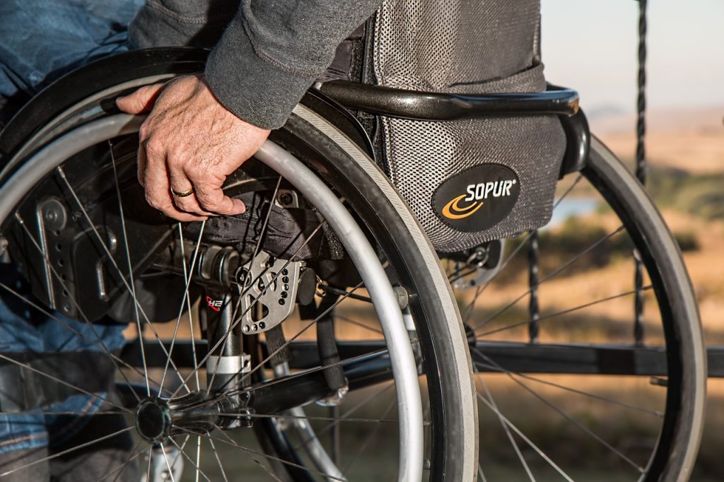 Finto disabile nascondeva 13kg di droga in carrozzina