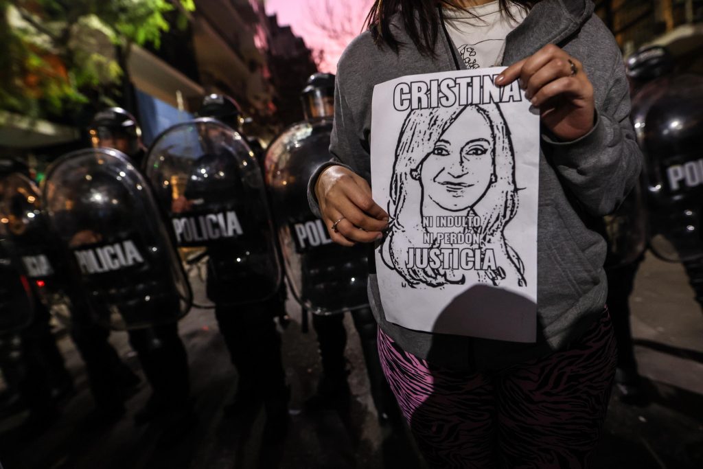 Uomo punta pistola in faccia a Cristina Kirchner