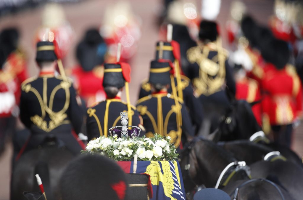 Migliaia in fila per salutare Elisabetta II a Westminster Hall